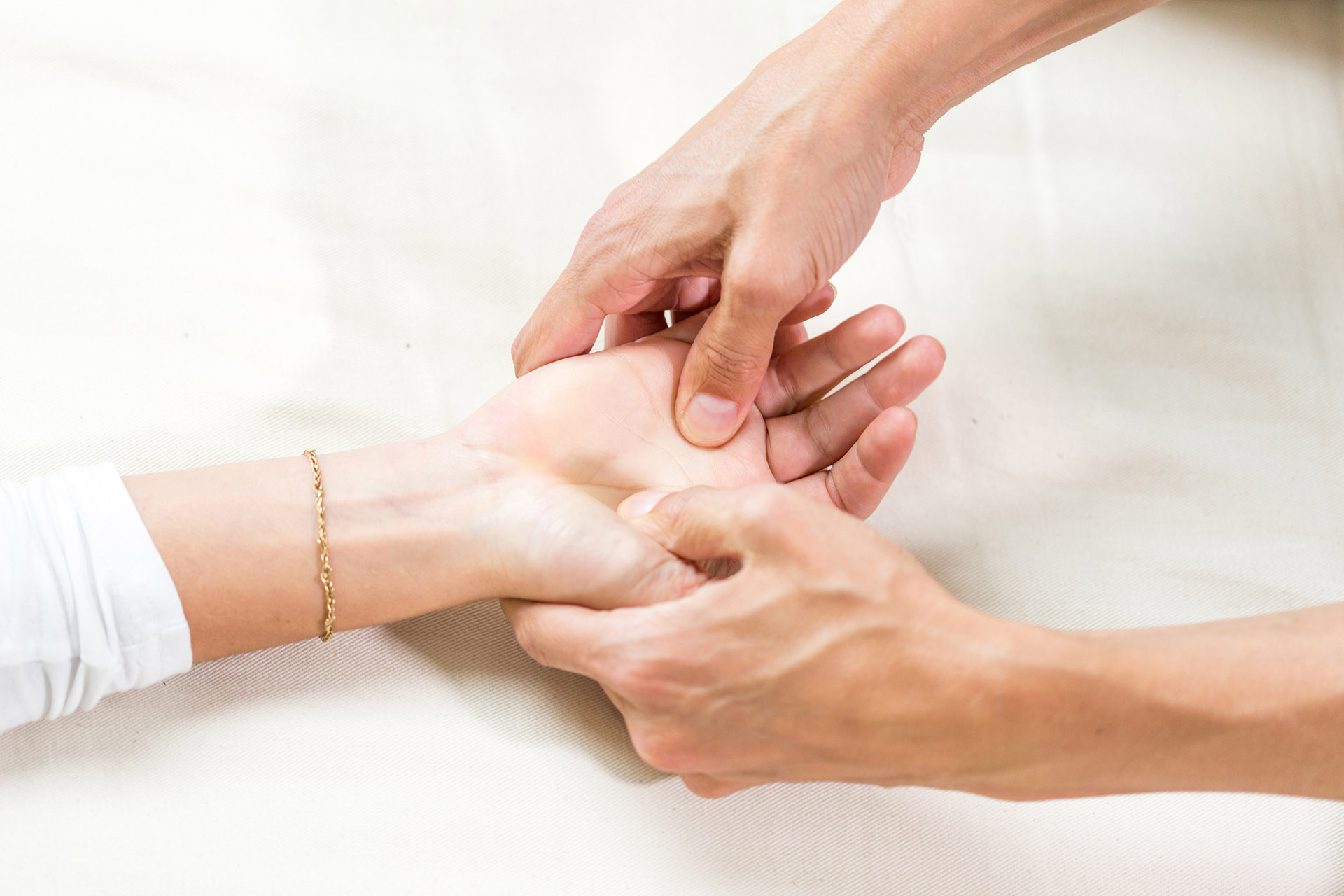 Auch an Händen und Füssen wird behandelt